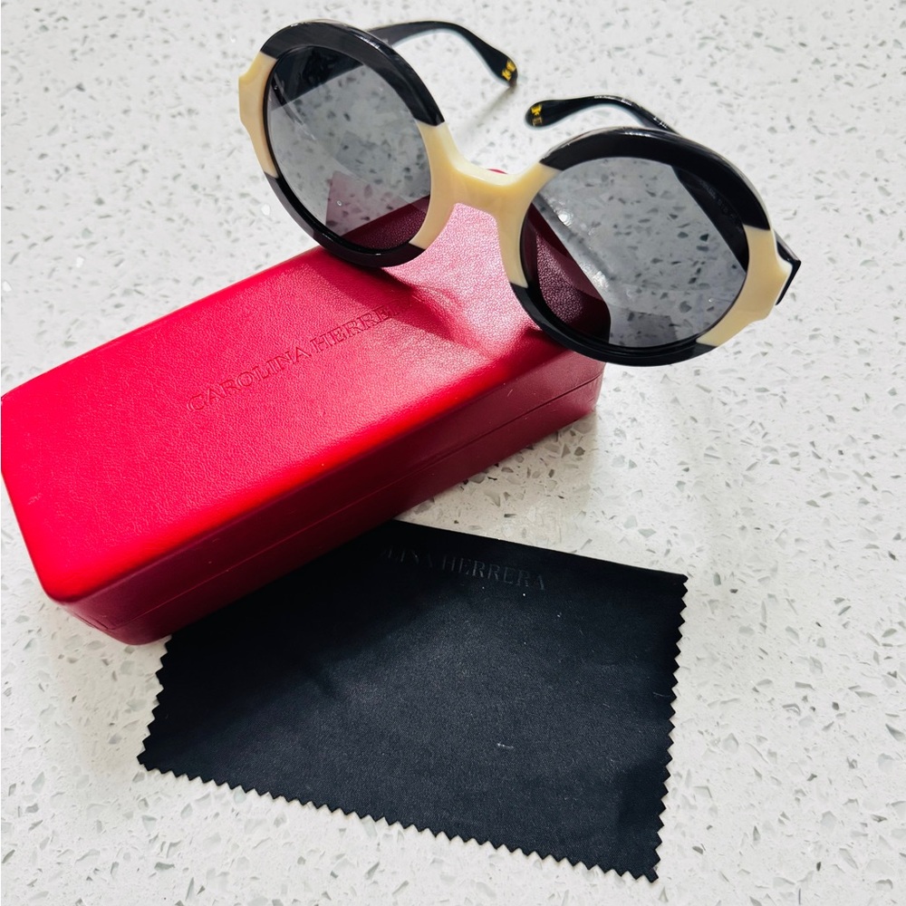 🤩Carolina Herrera Black and Cream Sunglasses 😎